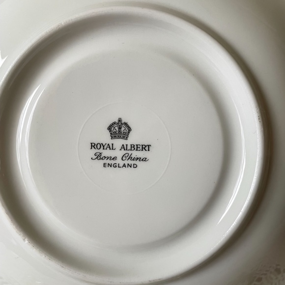 Royal Albert Tea Cup and Saucer White Dogwood Yellow Flower and green leave Bone - Picture 3 of 12